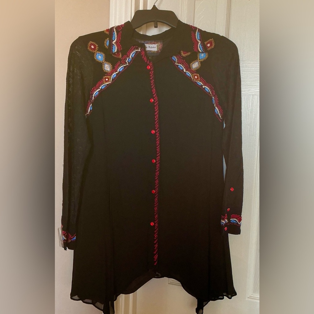 NWT! BLACK “VINTAGE COLLECTION” VALENTINE TUNIC  SIZE SMALL EMBROIDERY